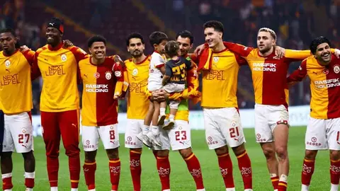 Galatasaray oyuncuları Barış Alper ve Victor Osimhen maç sonrası sevinç