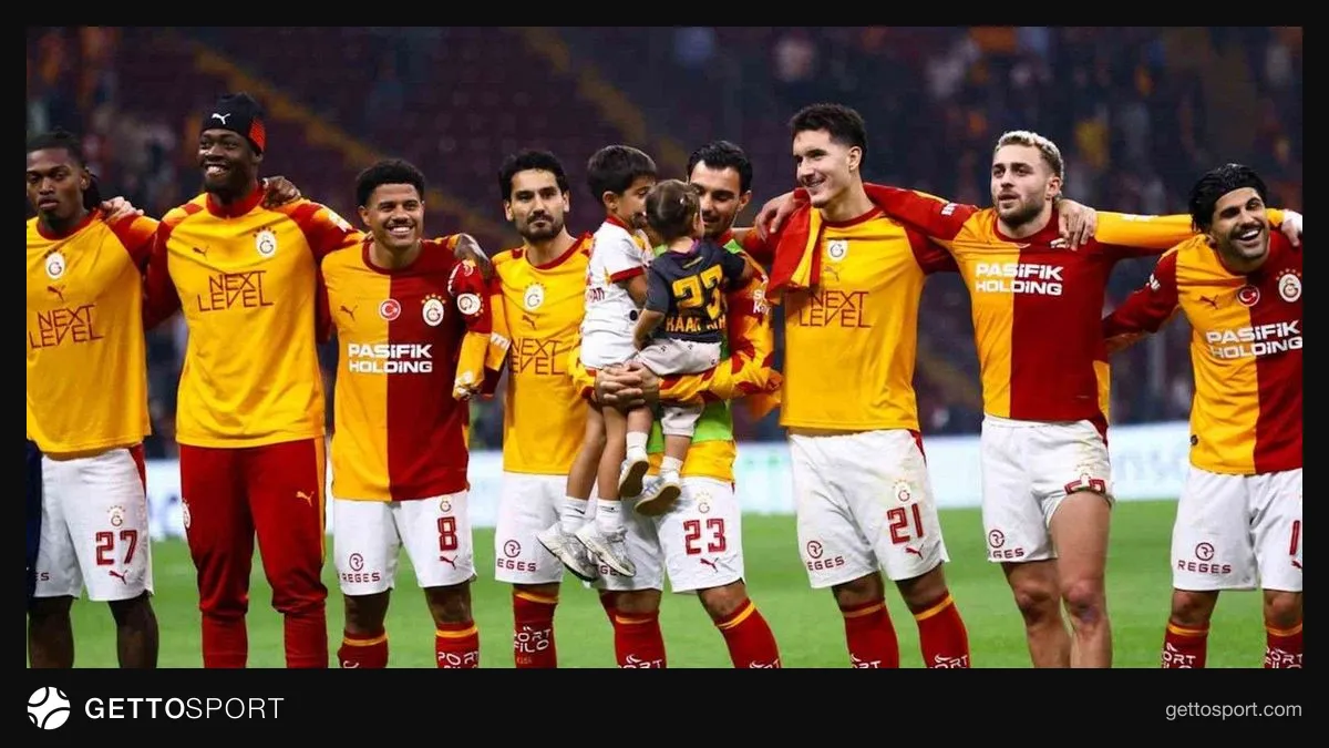 Galatasaray oyuncuları Barış Alper ve Victor Osimhen maç sonrası sevinç