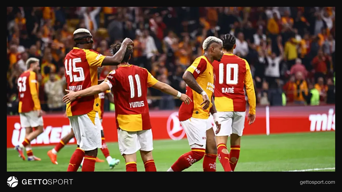 Galatasaraylı futbolcular Kasımpaşa galibiyetini kutluyor