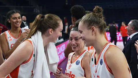 Galatasaray kadın basketbol takımı oyuncuları maç öncesi ısınırken