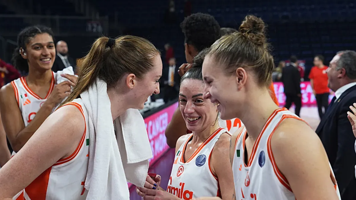 Galatasaray kadın basketbol takımı oyuncuları maç öncesi ısınırken