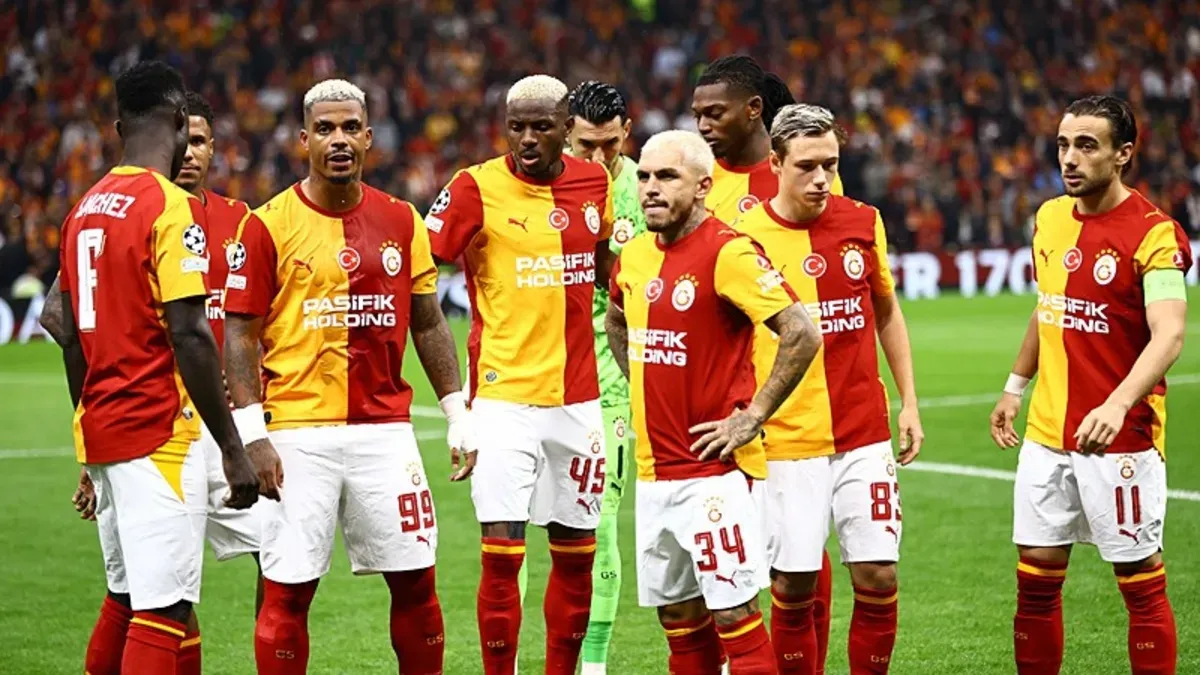 Konya Büyükşehir Belediye Stadı'nda maç öncesi Galatasaray kafilesi ve taraftarlar
