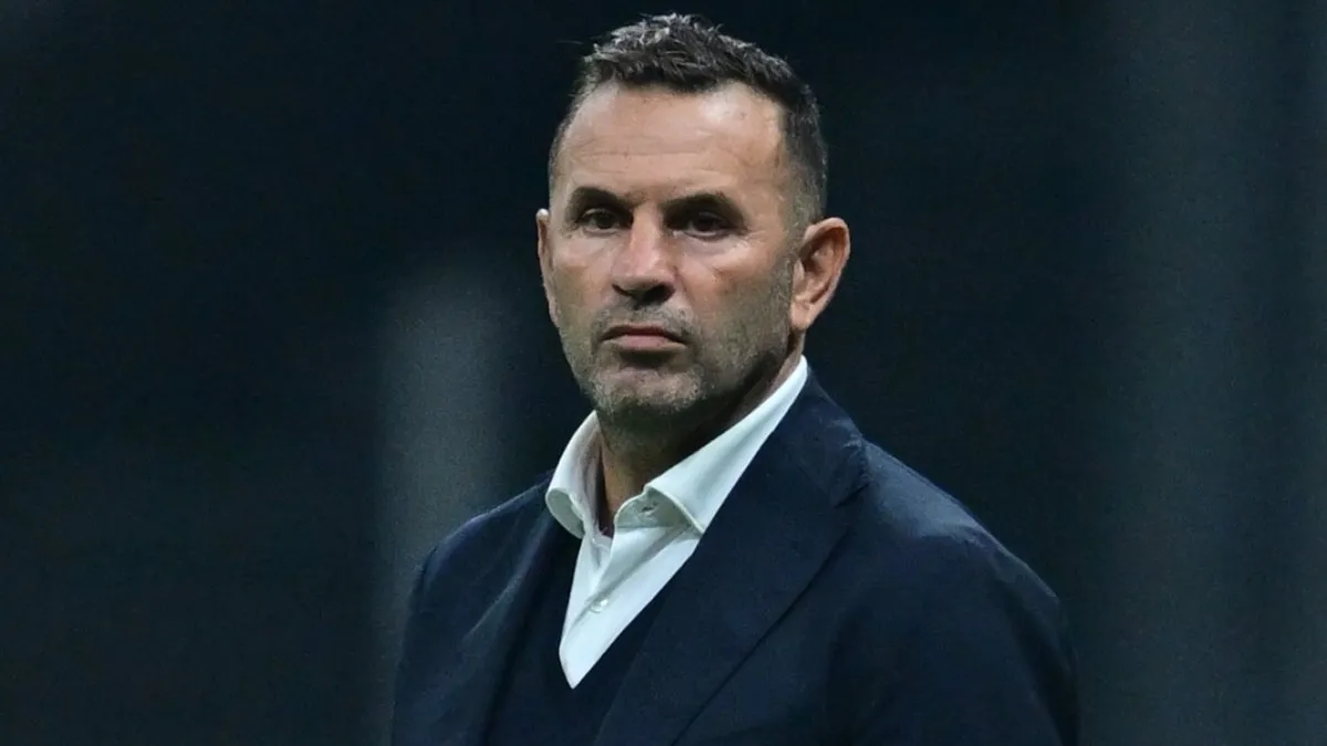 Galatasaray teknik direktörü Okan Buruk sahada oyuncularla konuşurken