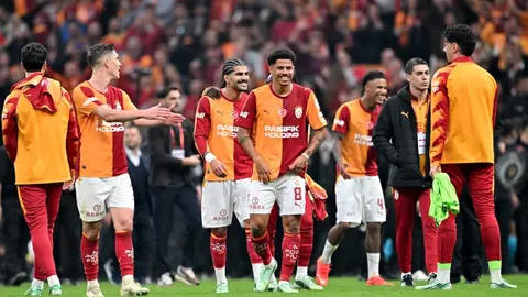 Galatasaray formasıyla sahada oynayan futbolcular ve takım kadrosu