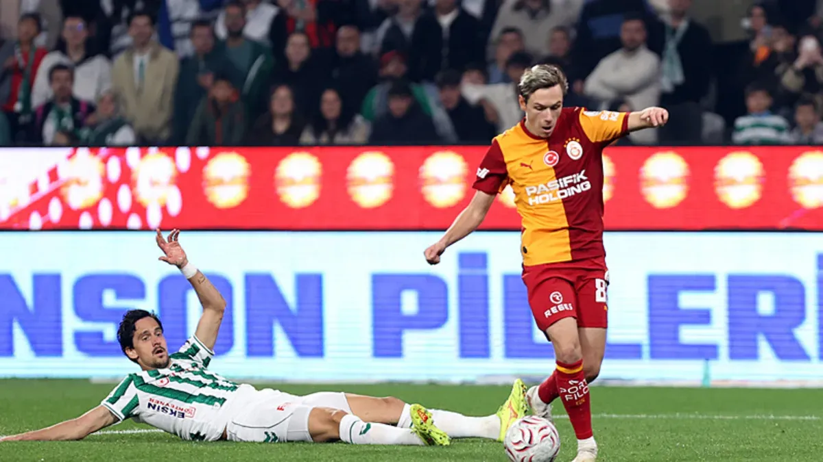 Galatasaray oyuncuları Konya'da gol sevinci yaşarken stadyum görüntüsü