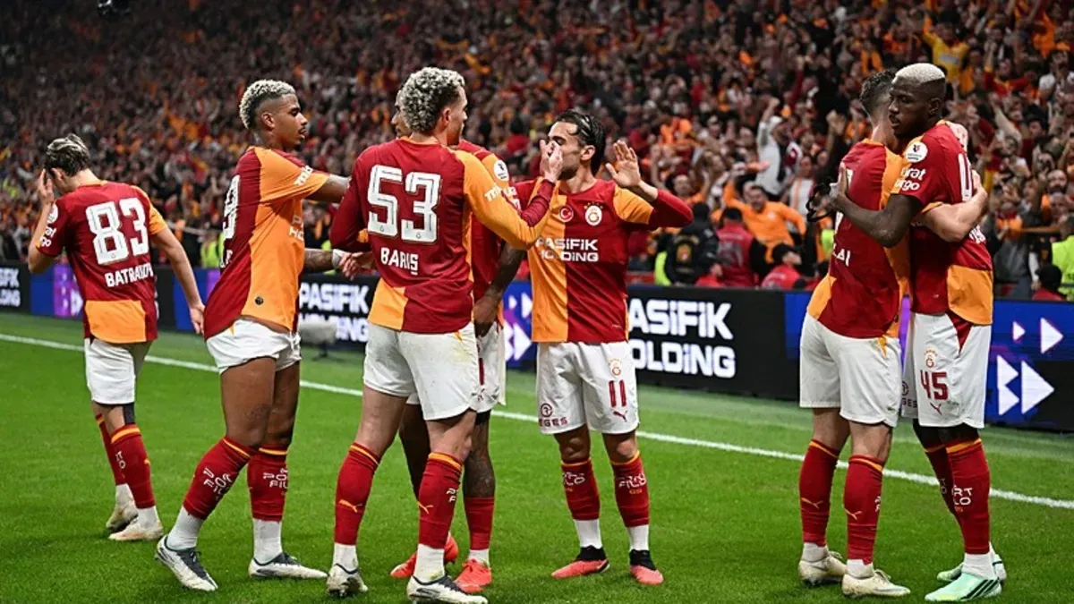 Galatasaray oyuncuları maç öncesi ısınırken stadyum görüntüsü