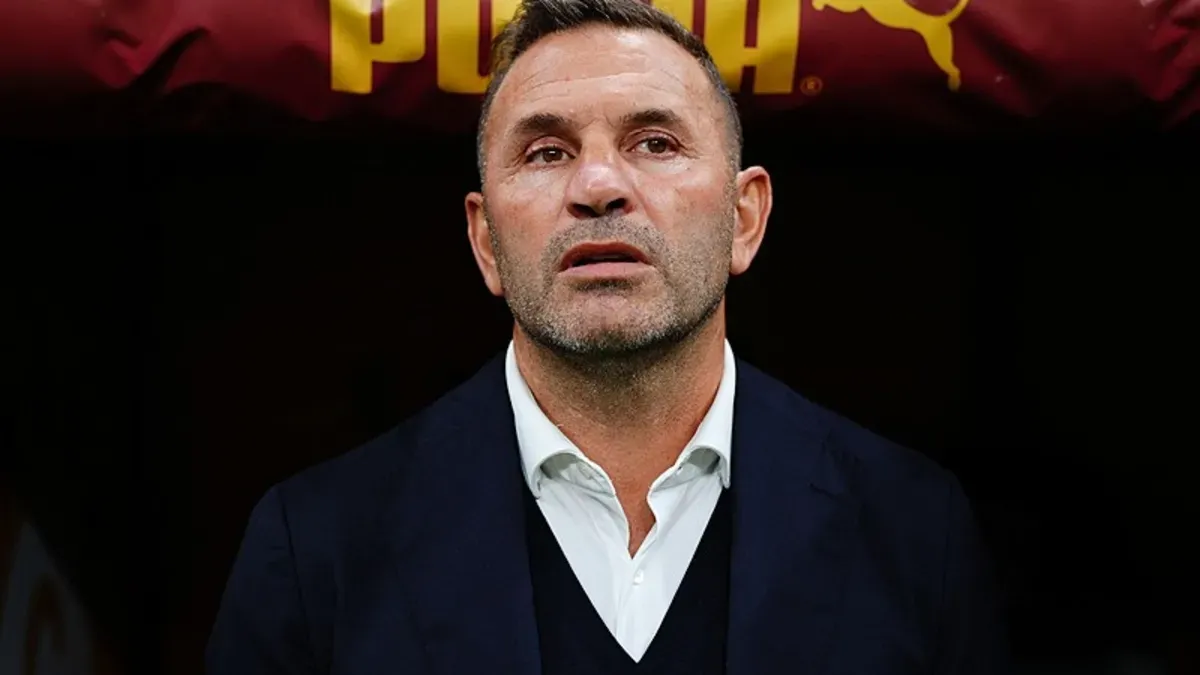 Okan Buruk maç öncesi talimat verirken, Galatasaray antrenmanından bir kare