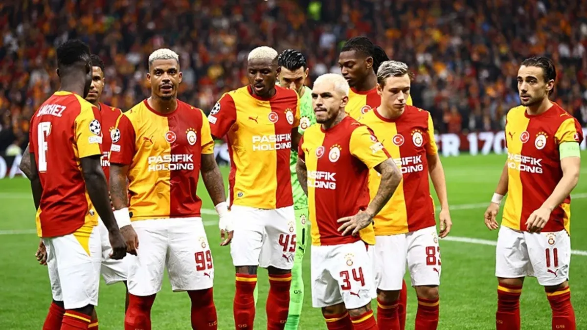Galatasaray oyuncuları maç öncesi ısınırken takım görüntüsü