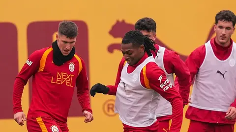 Galatasaray oyuncuları Kemerburgaz Metin Oktay Tesisleri'nde antrenmanda pas çalışması yaparken