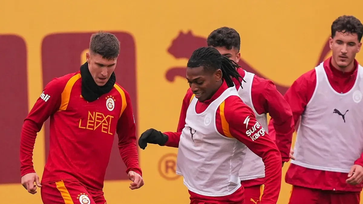 Galatasaray oyuncuları Kemerburgaz Metin Oktay Tesisleri'nde antrenmanda pas çalışması yaparken