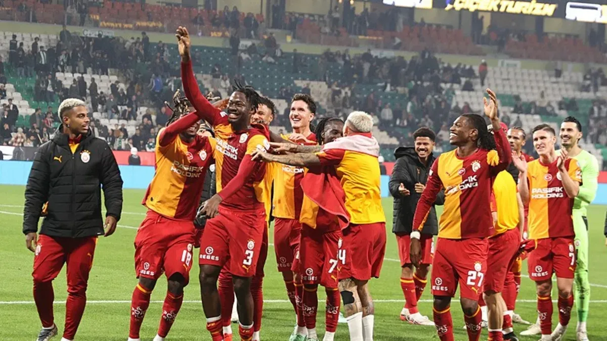 Galatasaraylı oyuncular Kutlama yaparken, maçtan bir gol anı
