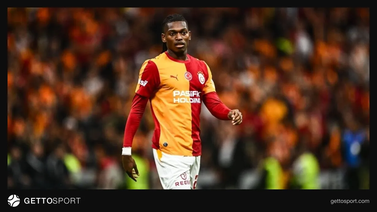 Okan Buruk ve Rafael Leao konuşurken takımın antrenmanından görüntü
