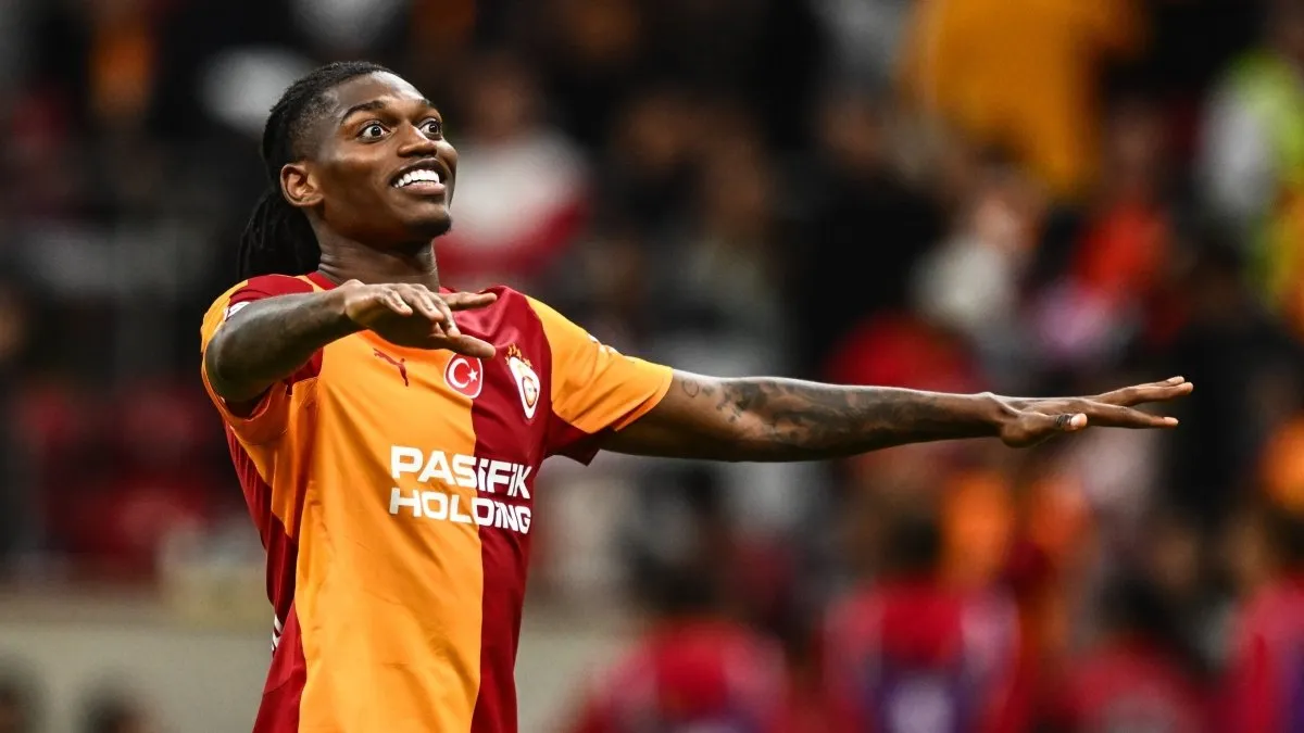 Galatasaray formasıyla Rafael Leao top sürerken