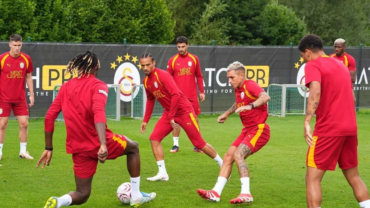 Lesley Ugochukwu Galatasaray formasıyla kırmızı-sarı tribünler önünde