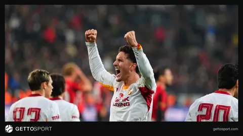 Galatasaraylı oyuncular gol sevincini kutluyor; Okan Buruk tribünleri selamlıyor