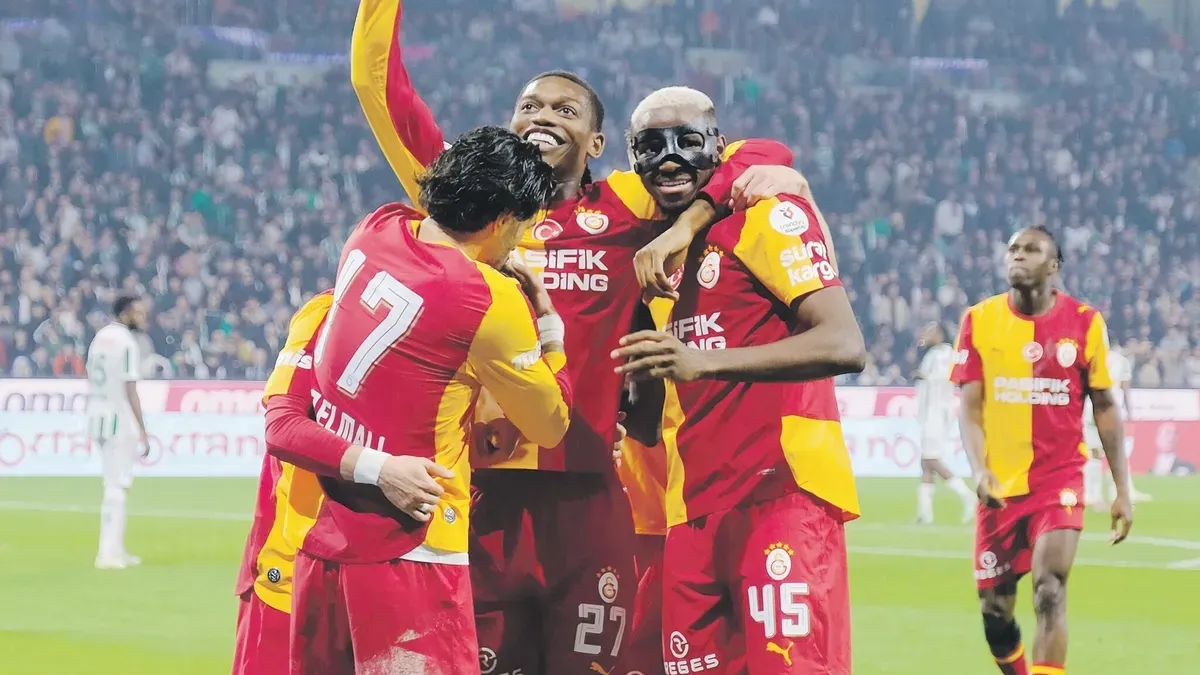 Galatasaray oyuncuları gol sevinci ve kaleci kutlama