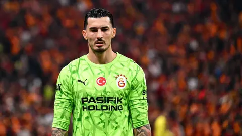 Galatasaray oyuncuları gol sonrası kutlama, savunma hattı