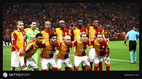 Galatasaray futbolcuları maç öncesi taraftar önünde başı öne eğik