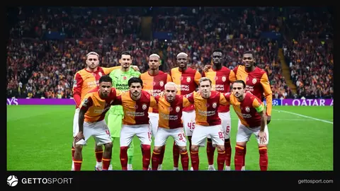 Galatasaray oyuncuları idmanda veya maçtan önce ısınırken görüntü