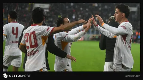 Galatasaray oyuncuları maç öncesi ısınırken stadyum görüntüsü