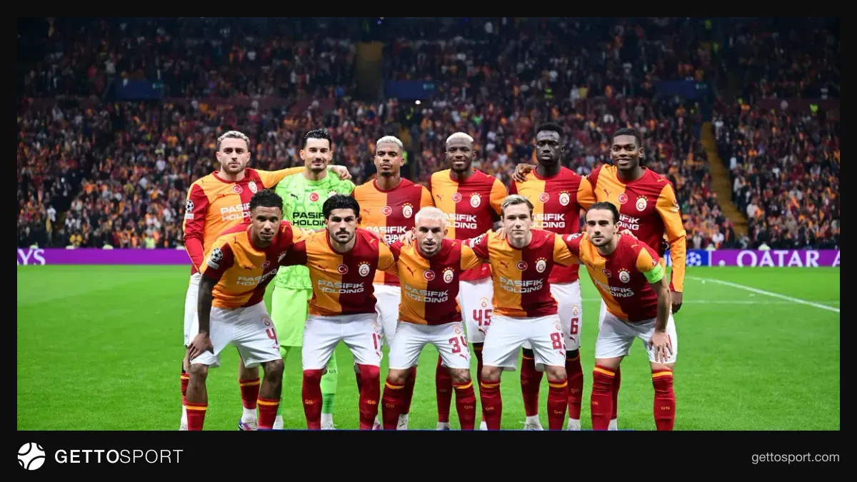 Galatasaray oyuncuları Lille deplasmanında maç öncesi ısınırken görüntü