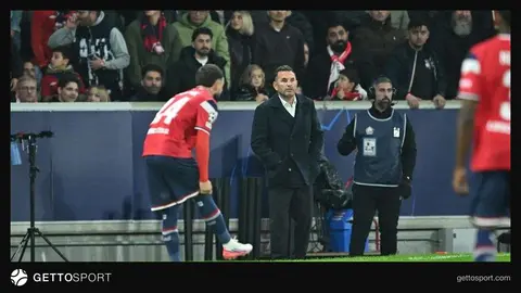 Galatasaray oyuncuları ve teknik ekip Pierre Mauroy Stadyumu önünde