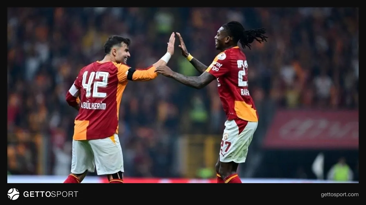 Galatasaray teknik direktörü Okan Buruk sahaya talimat verirken