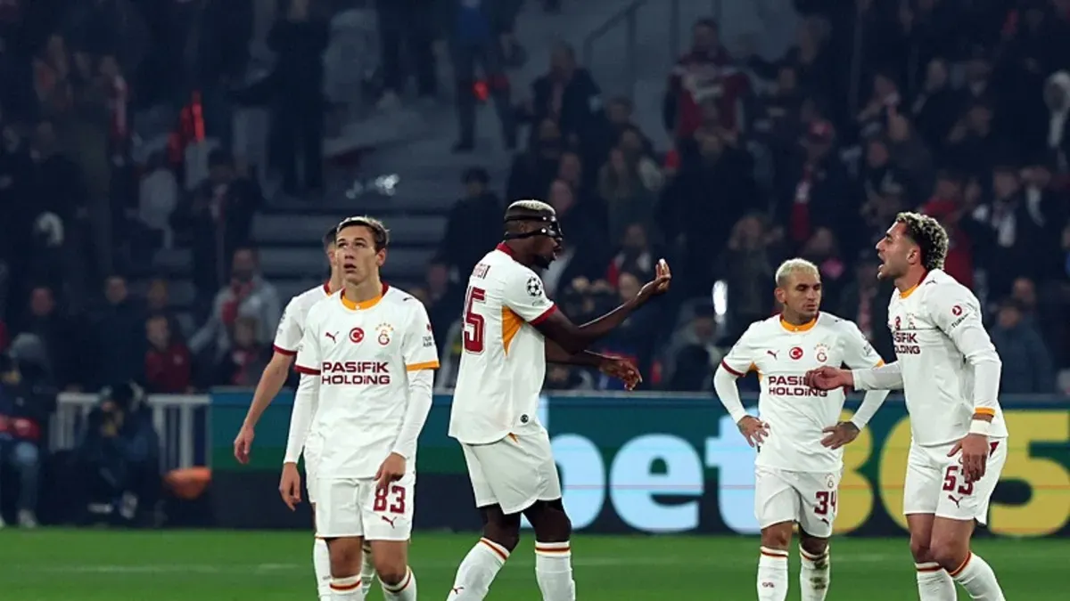 Galatasaray oyuncuları maç sonrası kutlama ve antrenman görüntüsü