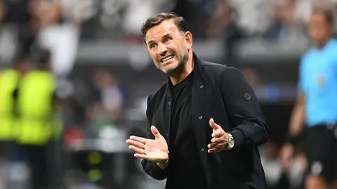 Galatasaray takımı antrenmanda ellerini birleştirirken, tribünde sarı-kırmızı formalar