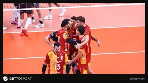 Galatasaray Madeş Mobilya voleybol takımı kupayla saha kutlaması