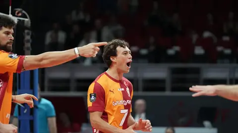 Galatasaray Madeş Mobilya oyuncuları maçta kutlama yaparken