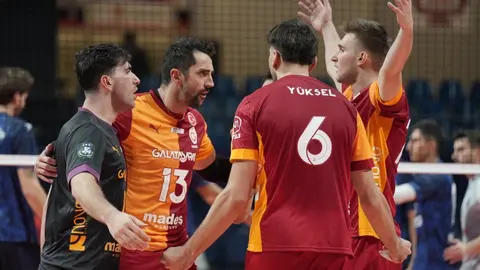 Galatasaray Madeş voleybol takımı maç sırasında file önünde