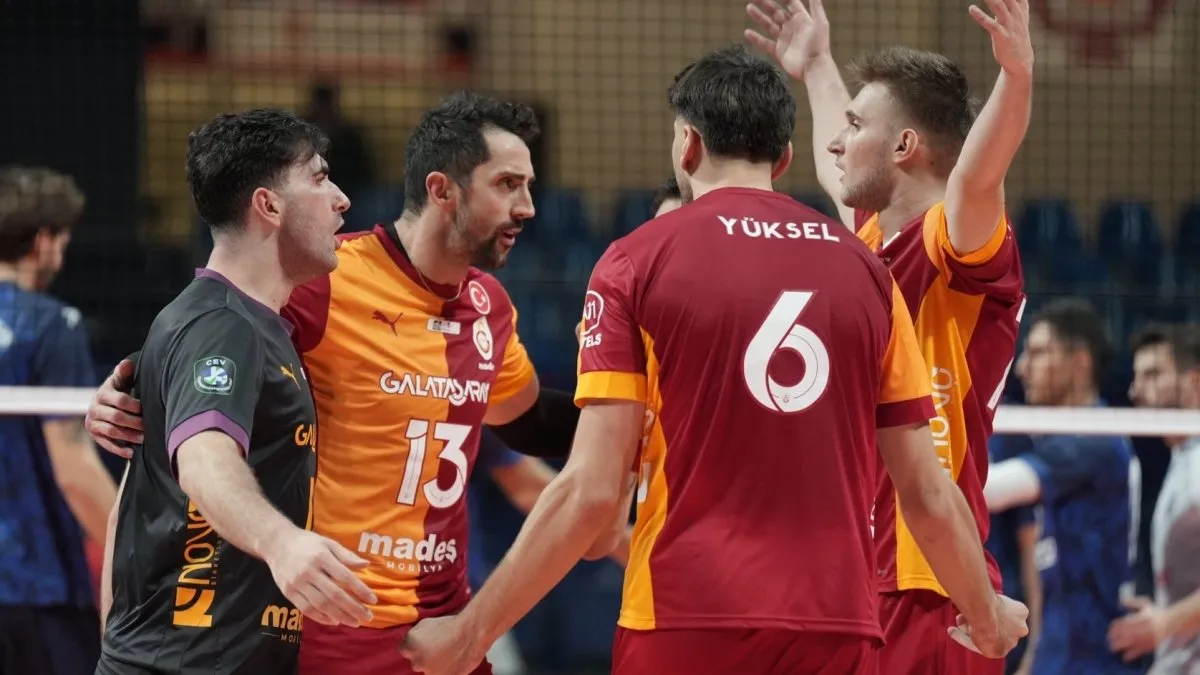 Galatasaray Madeş voleybol takımı maç sırasında file önünde