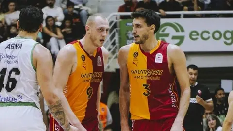 Galatasaray MCT Technic oyuncuları top ile hücumda, maçtan bir kare