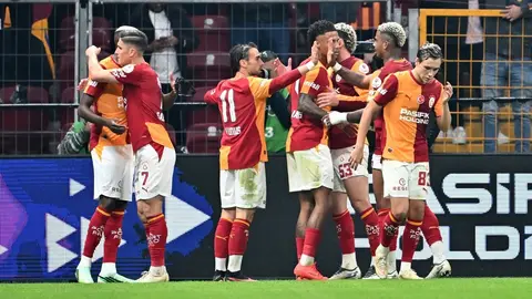 Galatasaray futbolcuları maç öncesi ısınırken stadyum görüntüsü