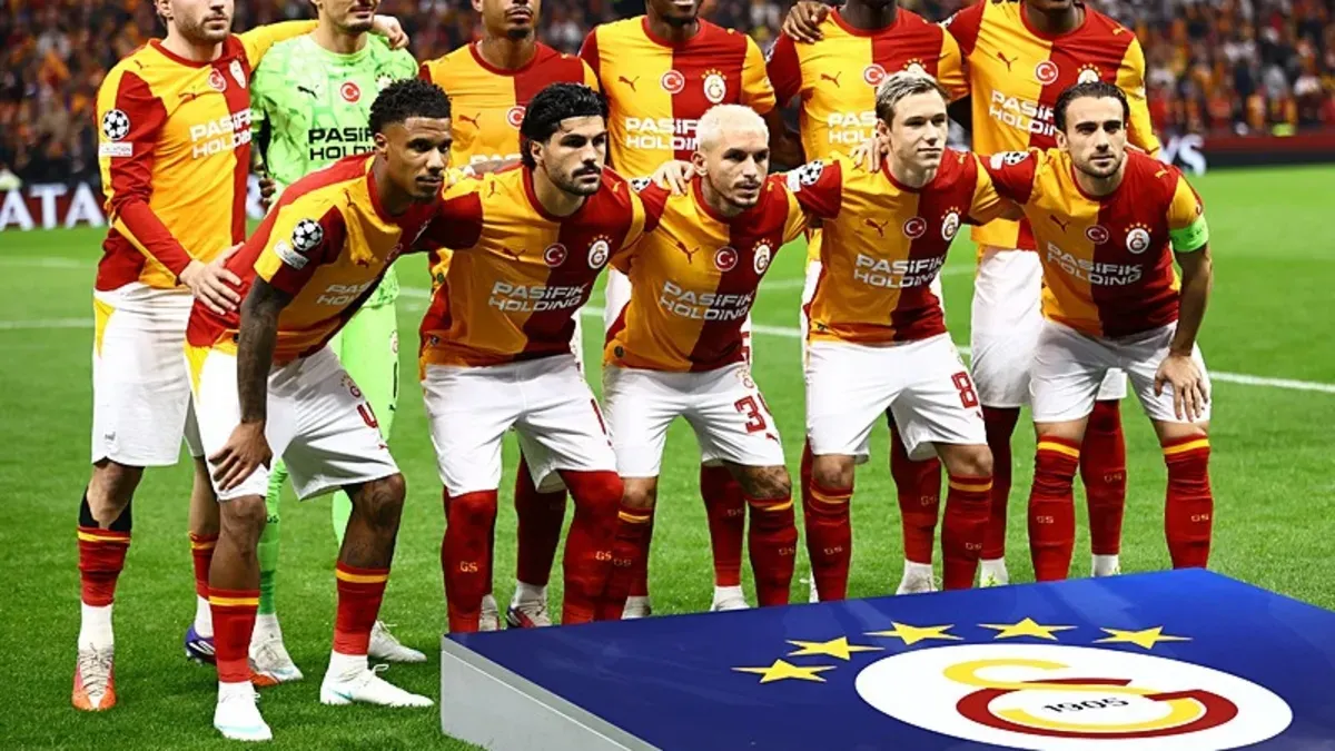 Galatasaray oyuncuları antrenmanda takım halinde çalışıyor