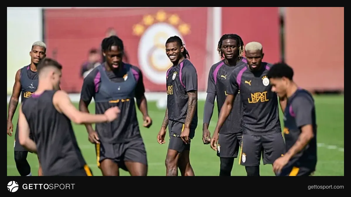 Galatasaray oyuncuları tribün önünde mücadele ederken