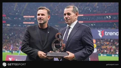 Okan Buruk sahada takımını yönlendirirken başkan Dursun Özbek ile görüşme görüntüsü