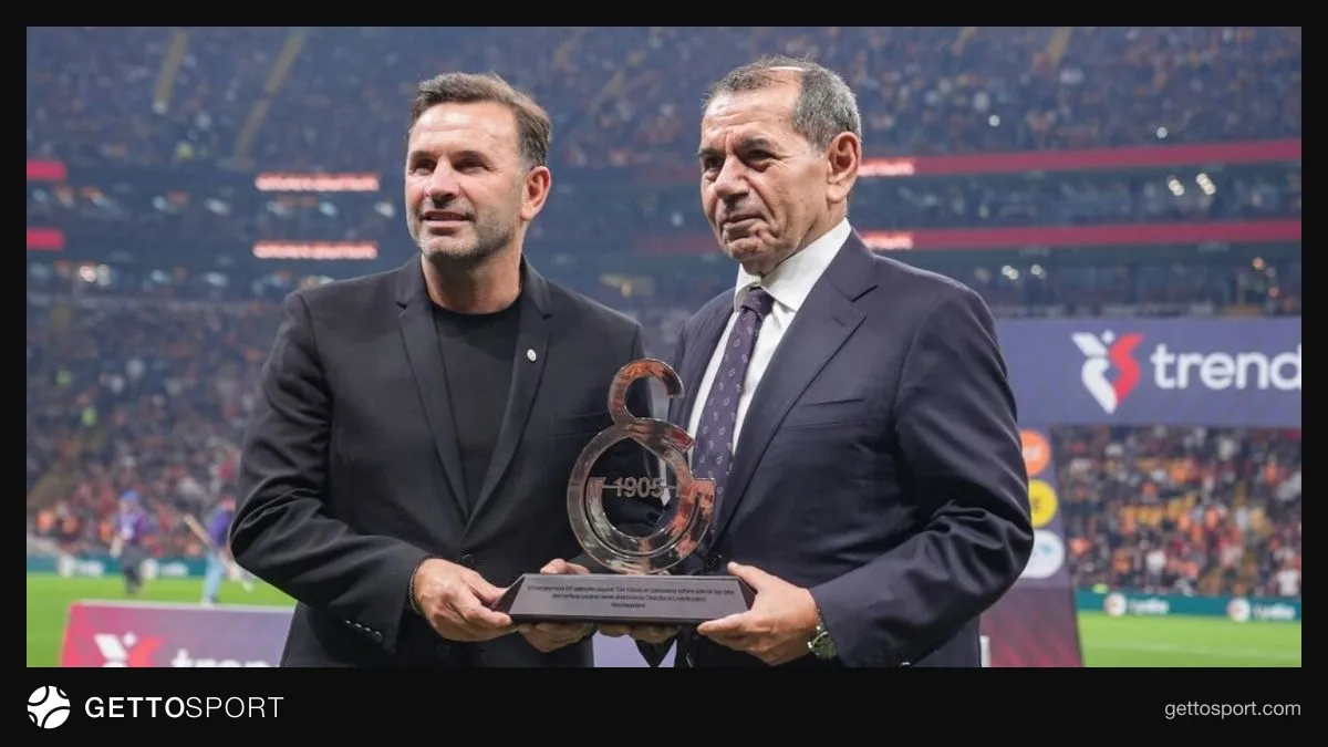 Okan Buruk sahada takımını yönlendirirken başkan Dursun Özbek ile görüşme görüntüsü