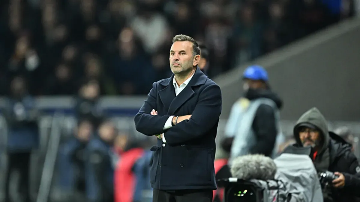 Okan Buruk saha kenarında talimat verirken, Galatasaray oyuncuları ısınma yapıyor