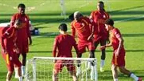 Galatasaray antrenmanında Victor Osimhen takım arkadaşlarıyla birlikte çalışırken