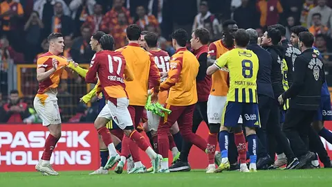 Galatasaraylı Victor Osimhen gol sevinci ve saha karışıklığı