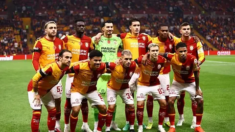 Galatasaraylı oyuncular RAMS Park'ta taraftar önünde ısınırken
