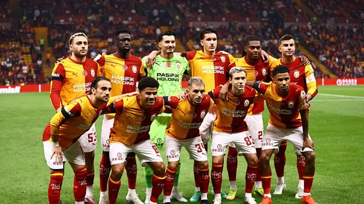 Galatasaraylı oyuncular RAMS Park'ta taraftar önünde ısınırken