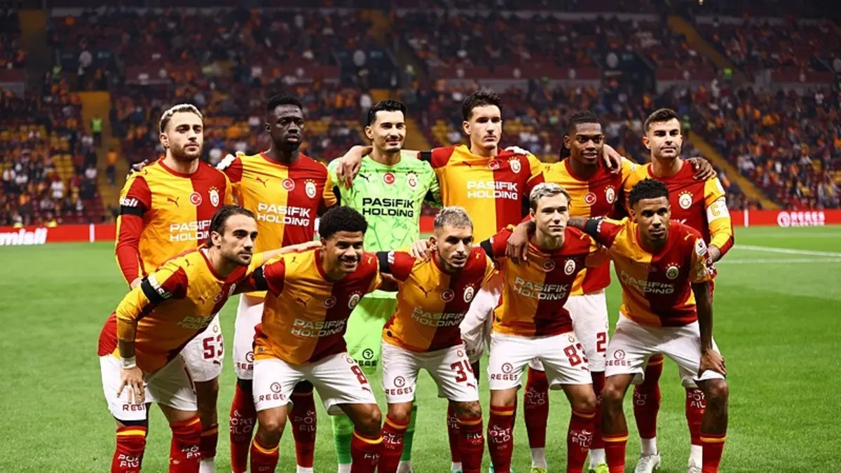 Galatasaray sağlık ekibi ve sahada antrenman görüntüsü
