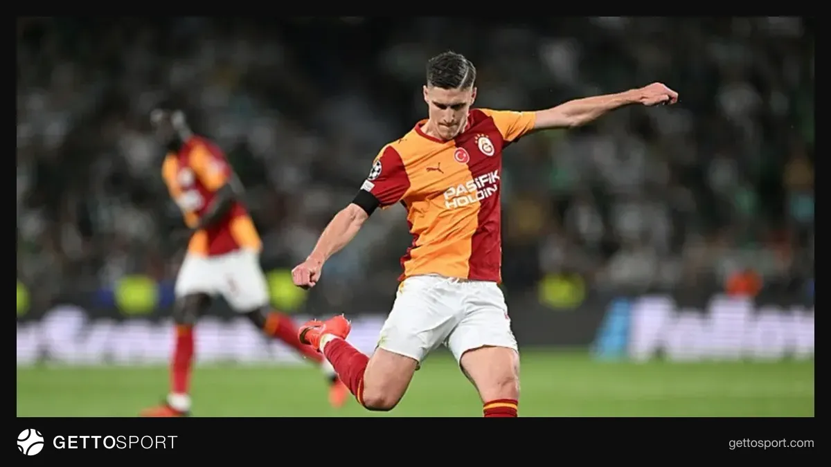 Galatasaray antrenmanında oyuncular ve teknik direktör Okan Buruk