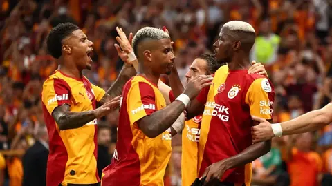 Galatasaray formasını giymiş futbolcular Şampiyonlar Ligi fikstürünün duyurusu sırasında