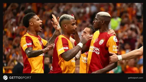 Galatasaray formasını giymiş futbolcular Şampiyonlar Ligi fikstürünün duyurusu sırasında