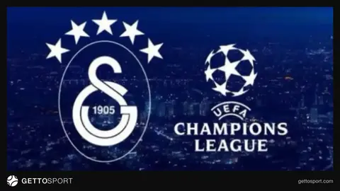 Galatasaray formasıyla sahada futbolcular ve tribünde taraftarlar