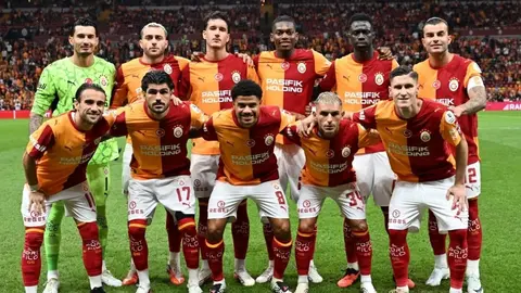 Galatasaray oyuncuları kutlama yaparken sahada